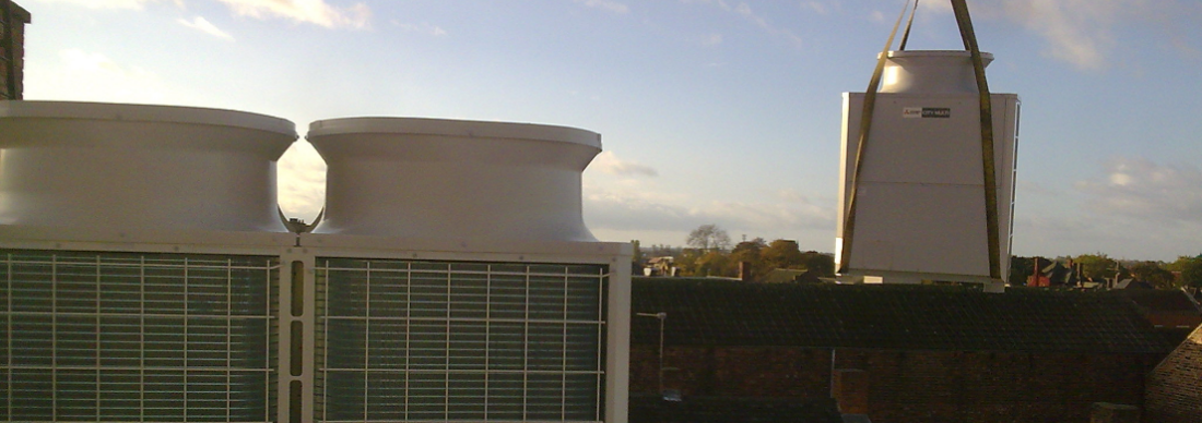 Lifting of a heavy unit onto the roof of a building